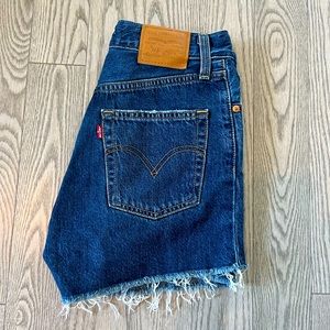 Levi’s rib cage shorts! Size 25, dark wash, the ideal summer short